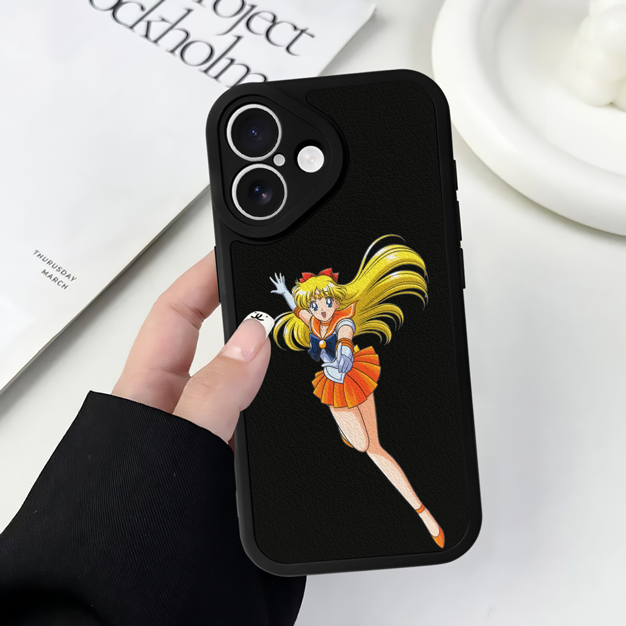 （画像用） 美少女戦士セーラームーン 愛野 美奈子 あいの みなこ Sailor Moon Aino Minako 【iPhone 16シリーズ対応】シリコンスマホケース（レザー調） 材質：シリコン